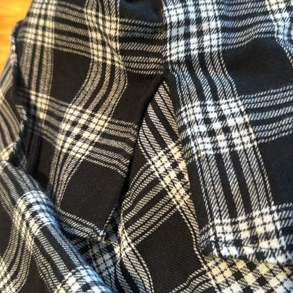 Doe + Rae black/white plaid flannel button front shirt.  Medium - Picture 7 of 7